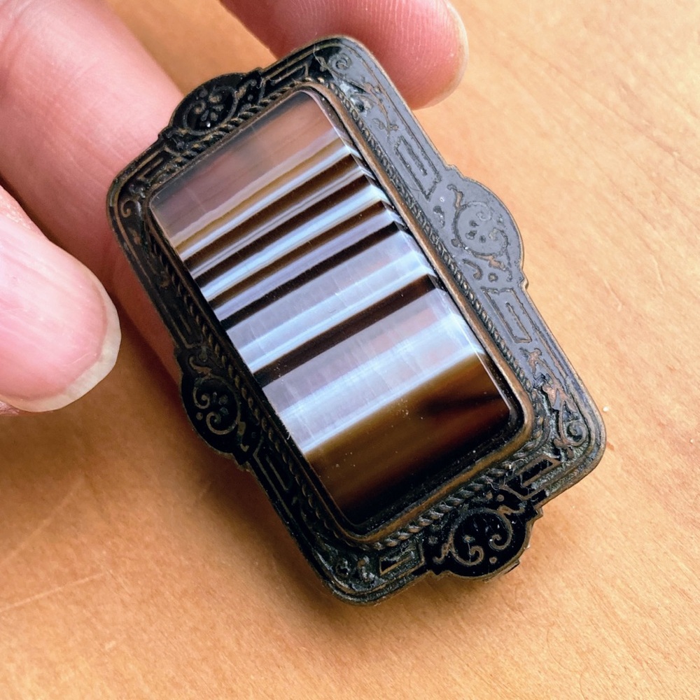 Antique Victorian Biedermeier Brooch with Striped Agate and Meander Pattern - Picture 13 of 16